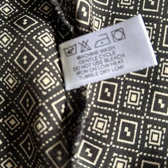 Violet + Claire Blouse Women Size Small Black Tan Geometric Pleats Flowy Office - Picture 5 of 12